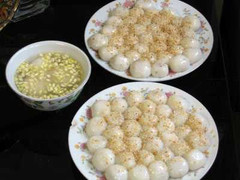 Ăn bánh trôi mốc, 2 trẻ em tử vong