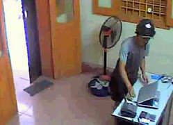 Cô gái xông vào nhà cướp laptop