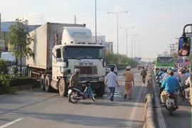 Hình ảnh kinh hoàng container đại náo QL 22