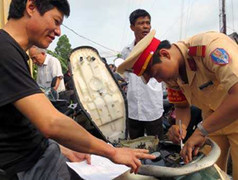 Công an xuống xã làm sang tên xe cho dân