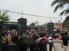 Hàng trăm người ném gạch đá vào trụ sở công an