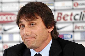 Juve vô địch, HLV bị ném vào bể đá