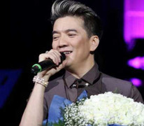 Đàm Vĩnh Hưng mất đồng hồ nạm kim cương tiền tỷ