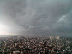 Hình ảnh cơn mưa dông dữ tợn ở Hà Nội