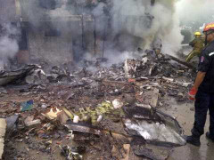 Máy bay lao thẳng nhà dân, bốc cháy ngùn ngụt