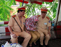 Một phụ nữ leo cầu Chương Dương tự tử