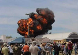 Clip: Máy bay lao xuống đất, bốc cháy dữ dội