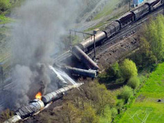 Clip: Tàu chở chất độc trật bánh, bốc cháy ngùn ngụt