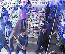 Táo tợn cướp siêu thị, quay clip khoe 'chiến tích'