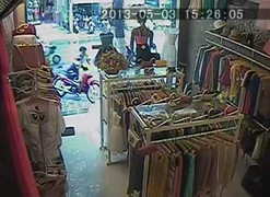 Trộm 'thong thả' bẻ khoá xe máy trước hiệu thời trang