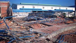 Sập tường đang xây, 5 công nhân bị vùi lấp