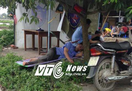 Nhân viên ngân hàng căng bạt, ngủ vỉa hè đòi nợ