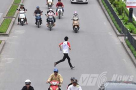 Ảnh: Người đi bộ 'khiêu khích' ô tô, xe máy giữa đường