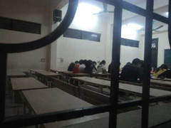 Thâm nhập dịch vụ học thuê: Sinh viên đi học... thạc sĩ