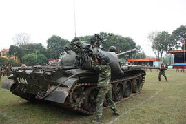 Clip: Tăng thiết giáp Việt Nam diễn tập