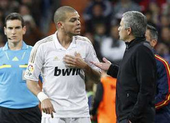 Mourinho dàn cảnh để Pepe 'chửi' mình?