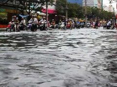 Phố Sài Gòn mênh mông nước sau cơn mưa lớn