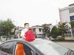 Sinh viên thủ khoa được tạc tượng trong trường