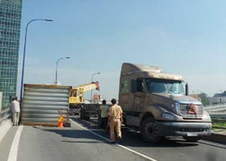 Container lật nghiêng, đe dọa cầu vượt Cát Lái
