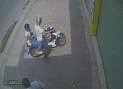 Clip: Côn đồ doạ nạt, móc ví giữa ban ngày