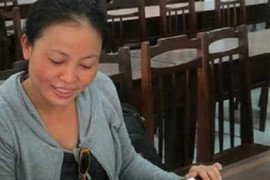 Đi vệ sinh không đội nón, nhân viên Việt bị đuổi việc