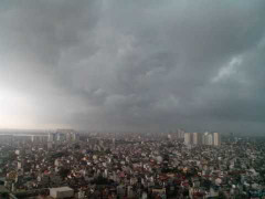 Mưa giông mạnh đang tấn công Hà Nội