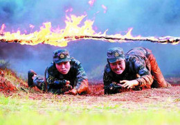 Clip: Nữ binh sĩ Trung Quốc suýt mất mạng vì lựu đạn