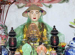 Tượng Phật chùa Một Cột đội nón, mặc áo mưa