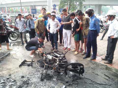 Hà Nội: Cháy cột điện, thiêu rụi một xe máy