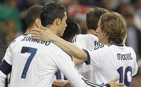 Thắng đậm, Real hoãn lễ đăng quang sớm của Barca