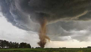 Video: Lốc xoáy 'tấn công' TP.HCM