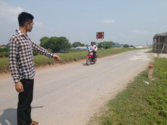 Côn đồ nổ súng truy sát, náo loạn cả làng