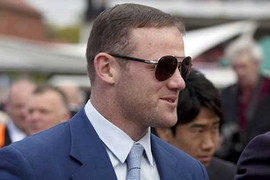 Sir Alex vừa nghỉ hưu, Rooney đã giở trò?