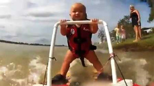 Clip bé 7 tháng tuổi lướt ván hút hơn 250.000 lượt xem