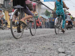 Rơi xuống đường, bé gái bị xe tải cán chết