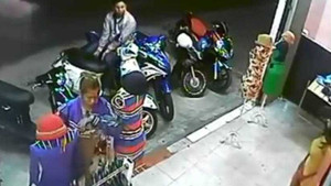 Vờ mua hàng, đạo chích móc ví tiền từ cốp xe LX