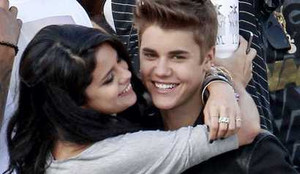 Selena Gomez: 'Hẹn hò Justin khiến tôi phát điên'