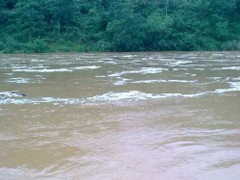 Mưa lũ, gió lốc cuốn trôi 3 mẹ con ở Lào Cai