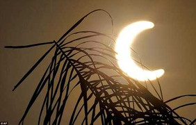 Ngẩn ngơ ngắm Mặt trời hoá thành 'nhẫn lửa'