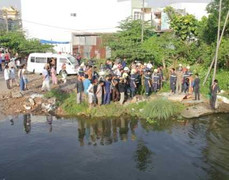 Hai nữ sinh lao xuống sông, một người chết thảm