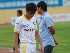 Hector lôi đình, Công Vinh ấm ức ăn mắng