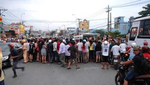 Giám đốc đâm xe máy tử vong, giao thông kẹt cứng