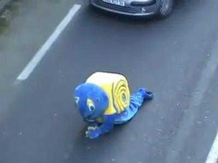 Xem trò đùa quái đản của gã 'người ốc'