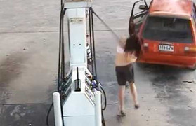 Diện bikini ăn trộm xăng, thiếu nữ bị đòn đau điếng