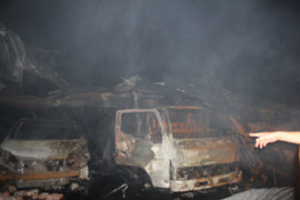 'Bà hoả' thiêu rụi kho xưởng ngàn m2 giữa đêm khuya