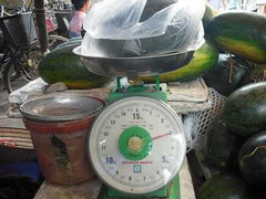 Clip: Lật tẩy 'bí kíp' cân điêu, móc túi người mua hàng