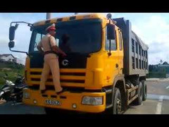 Clip: CSGT lại bám cần gạt nước chặn 'xe điên'