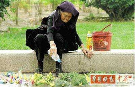 Video: Cụ bà gần trăm tuổi bán châu chấu lá nuôi con