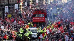 Biển người theo MU diễu hành mừng vô địch