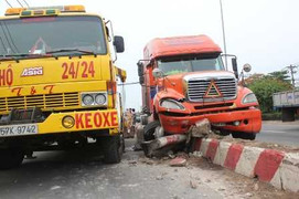 Container 'đại náo' quốc lộ, hàng trăm người tháo chạy
